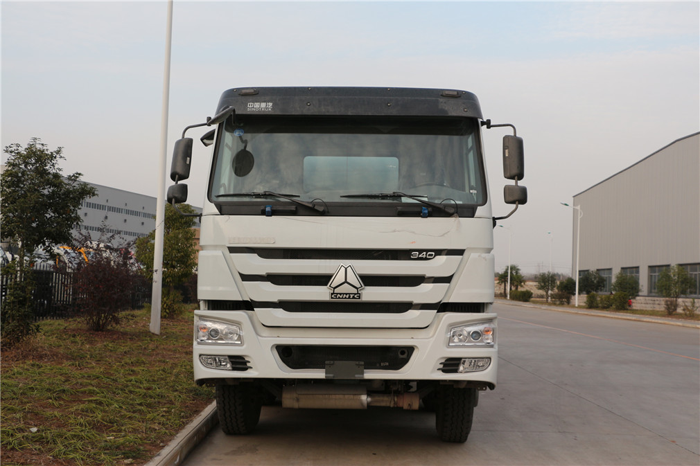 山钢重-duty四軸八輪油罐車（30立方米）