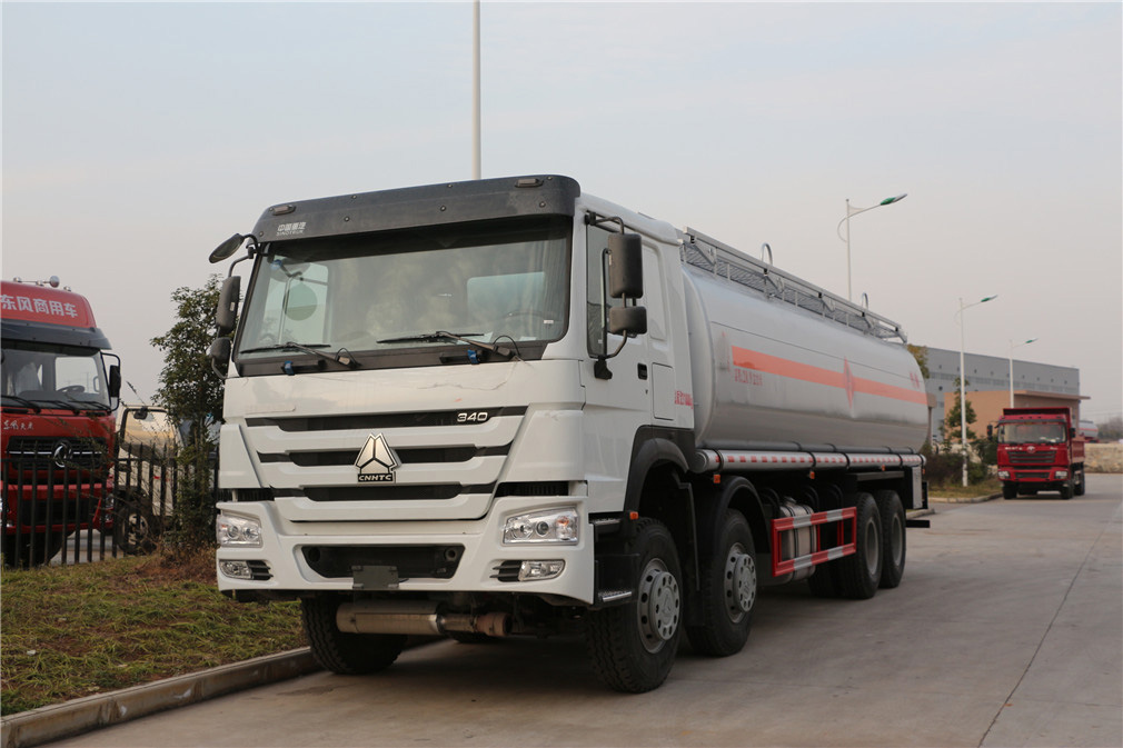 山钢重-duty四軸八輪油罐車（30立方米）