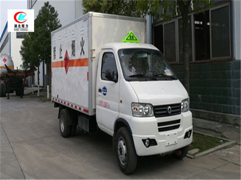 東風君風 3.3メートル危険液体ボックスタイプ輸送車 [第3級、青色許可証]