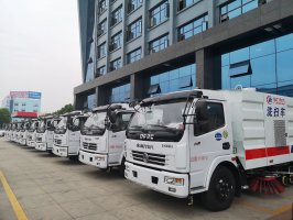 成里通り維持車両と軍用製品車両が美しい遭遇をもちます