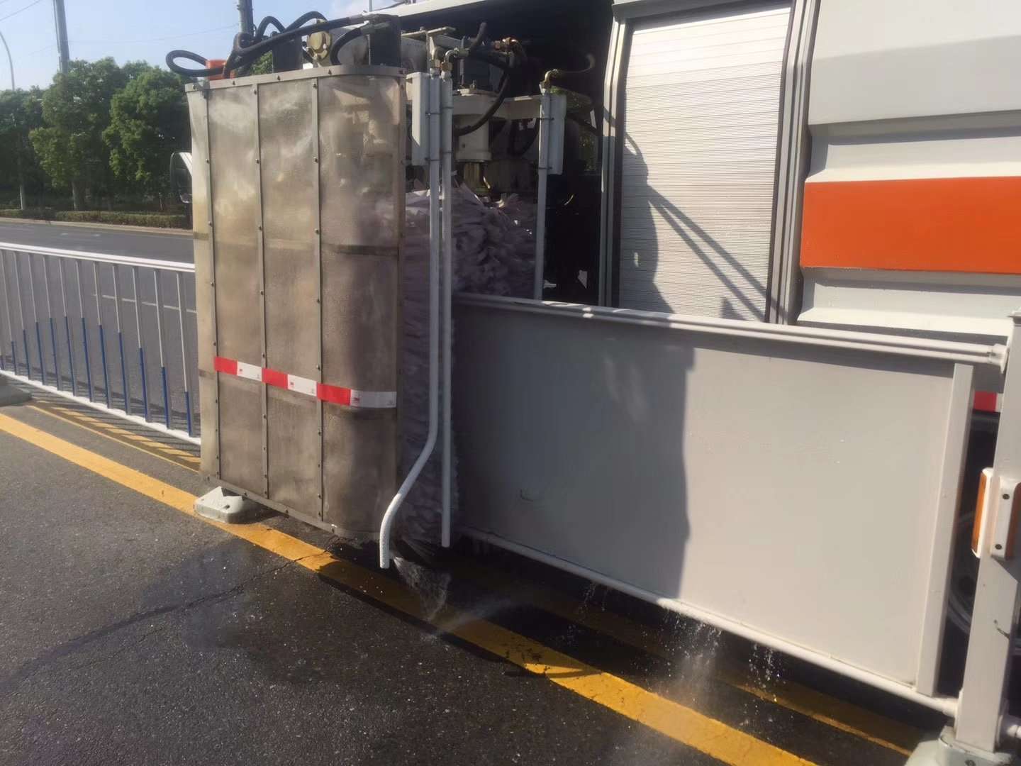 （4輪）都市ガードレール清掃車