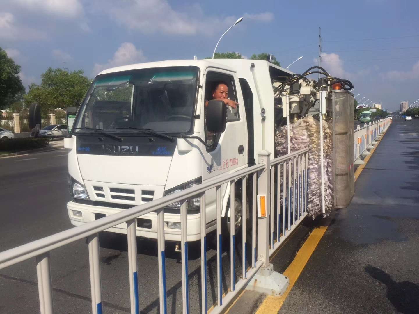 （4輪）都市ガードレール清掃車