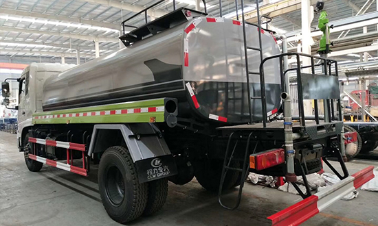 東風底置水罐車（12立方メートル）