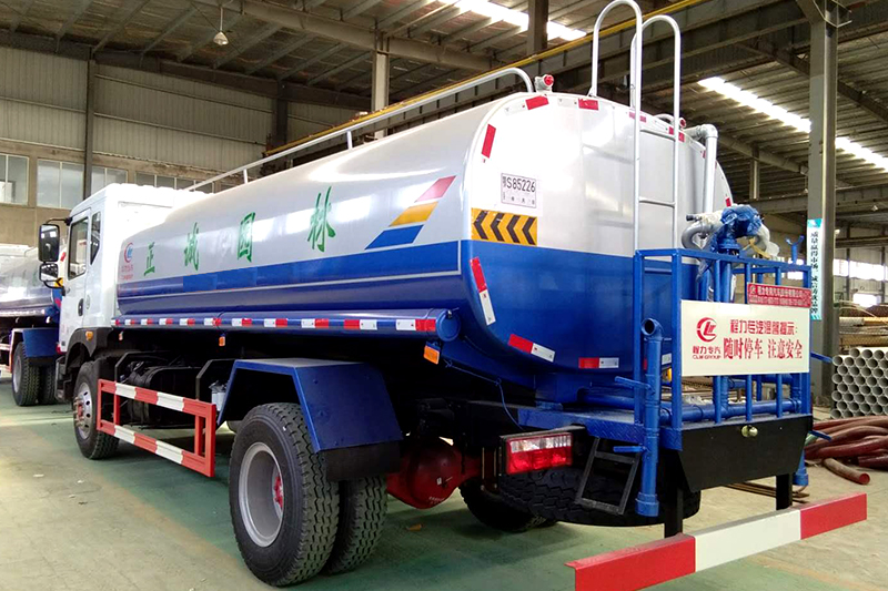 東風D9水噴車(15立方容量)