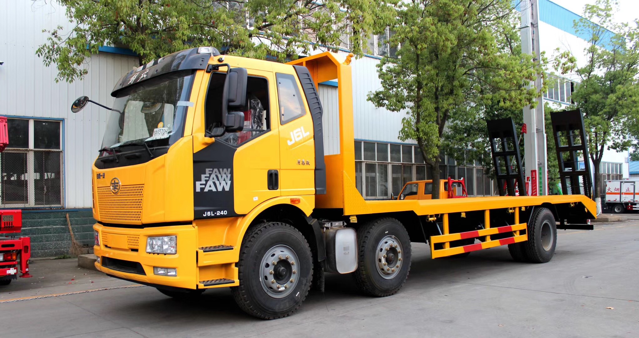 6X2三軸小型フラットトレーラー輸送車 [15-25トン]