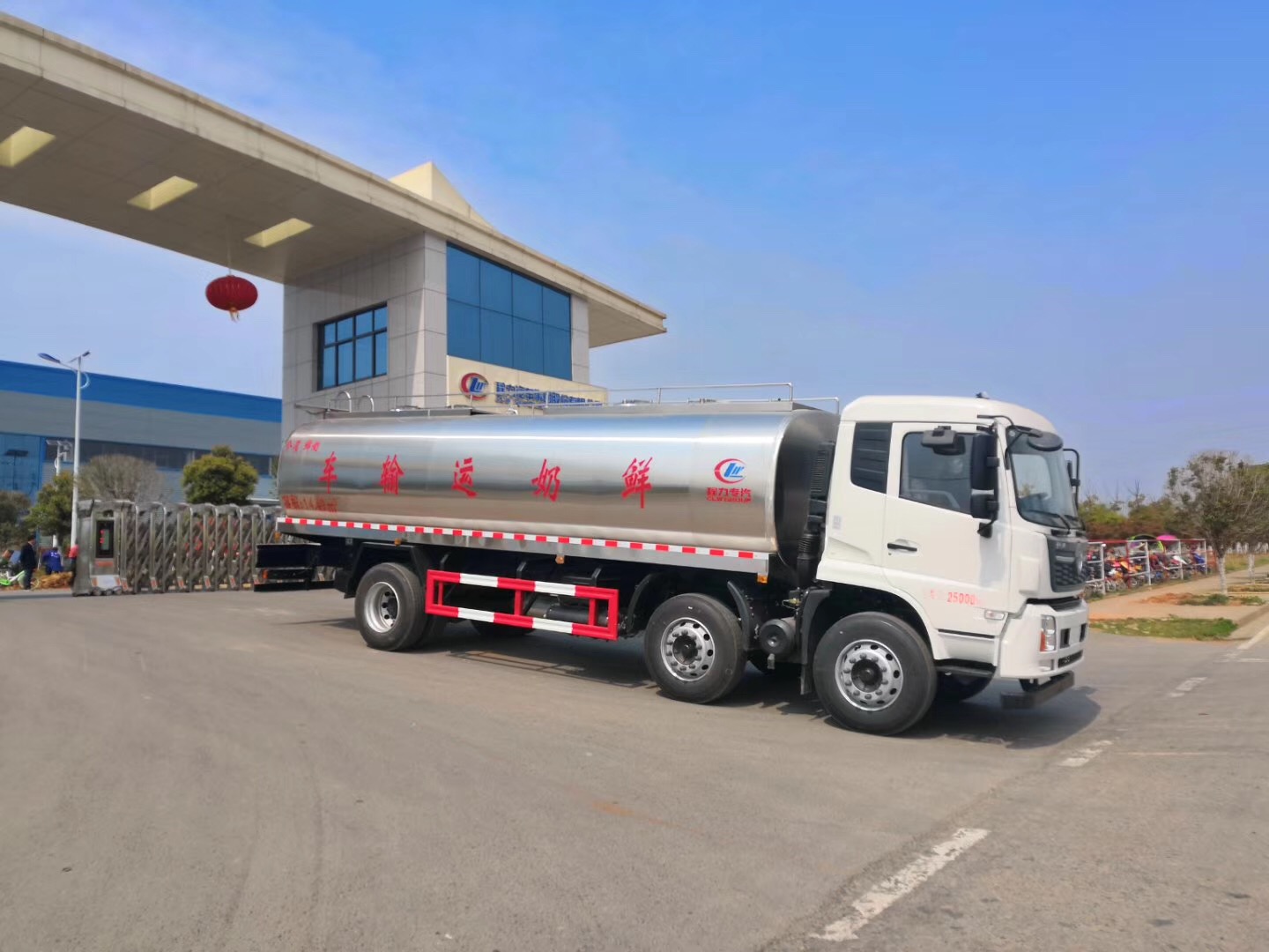 東風天龍15トン新鮮乳輸送車
