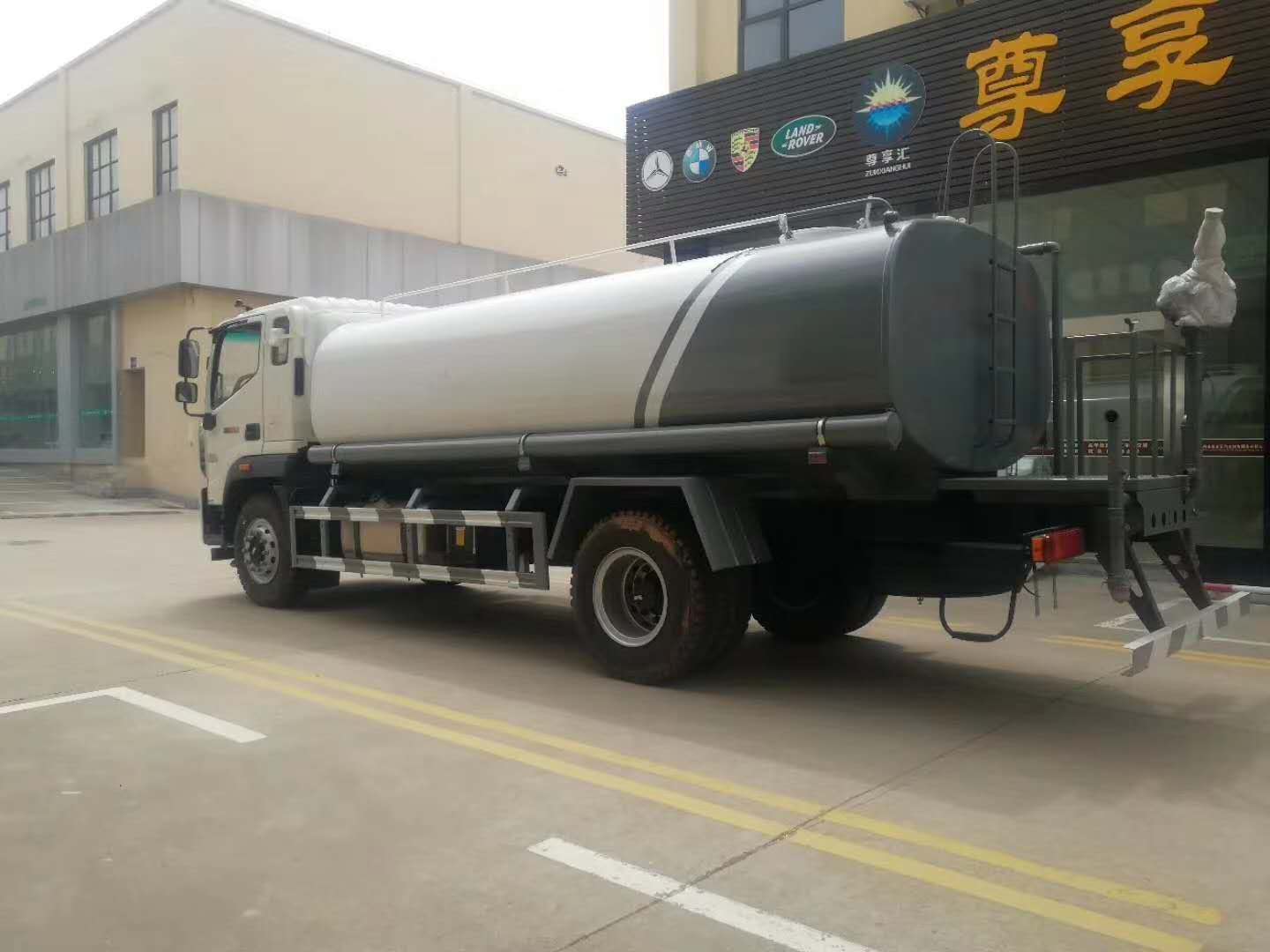 福田瑞沃12-15トン水罐車（霧炮搭載）