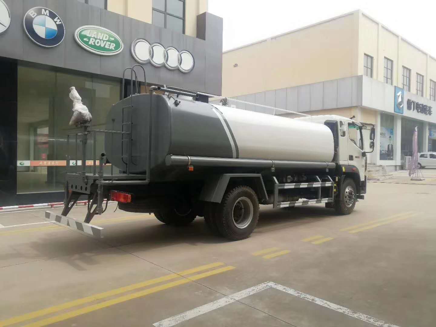 福田瑞沃12-15トン水罐車（霧炮搭載）