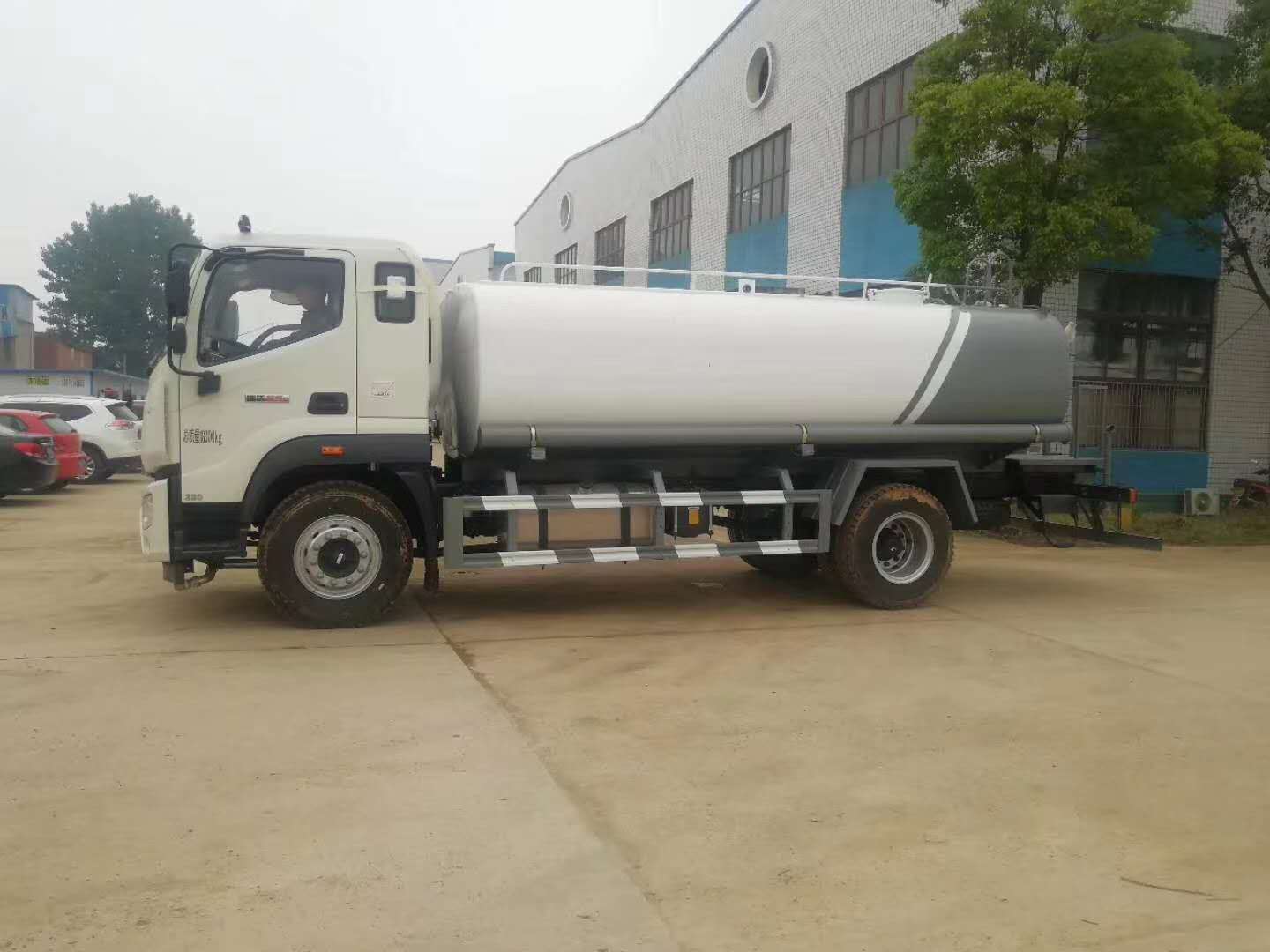 福田瑞沃12-15トン水罐車（霧炮搭載）