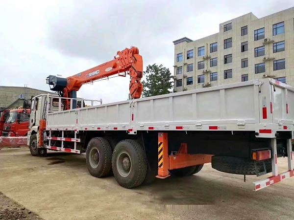 陕西德龍石煤12噸車載式起重機