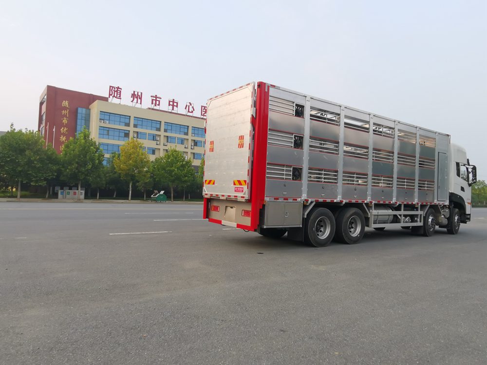 东风天龙铝合金牲畜运输车辆