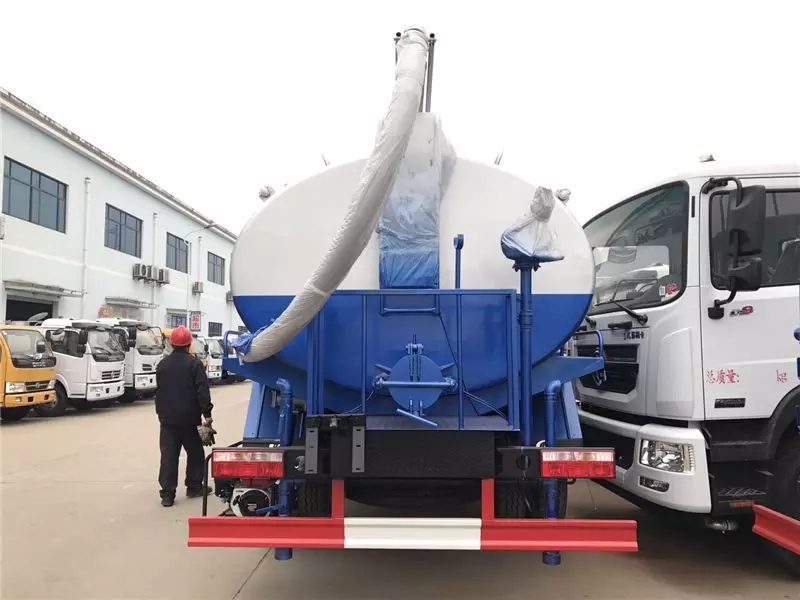 高功率 12 立方米汙泥吸污車