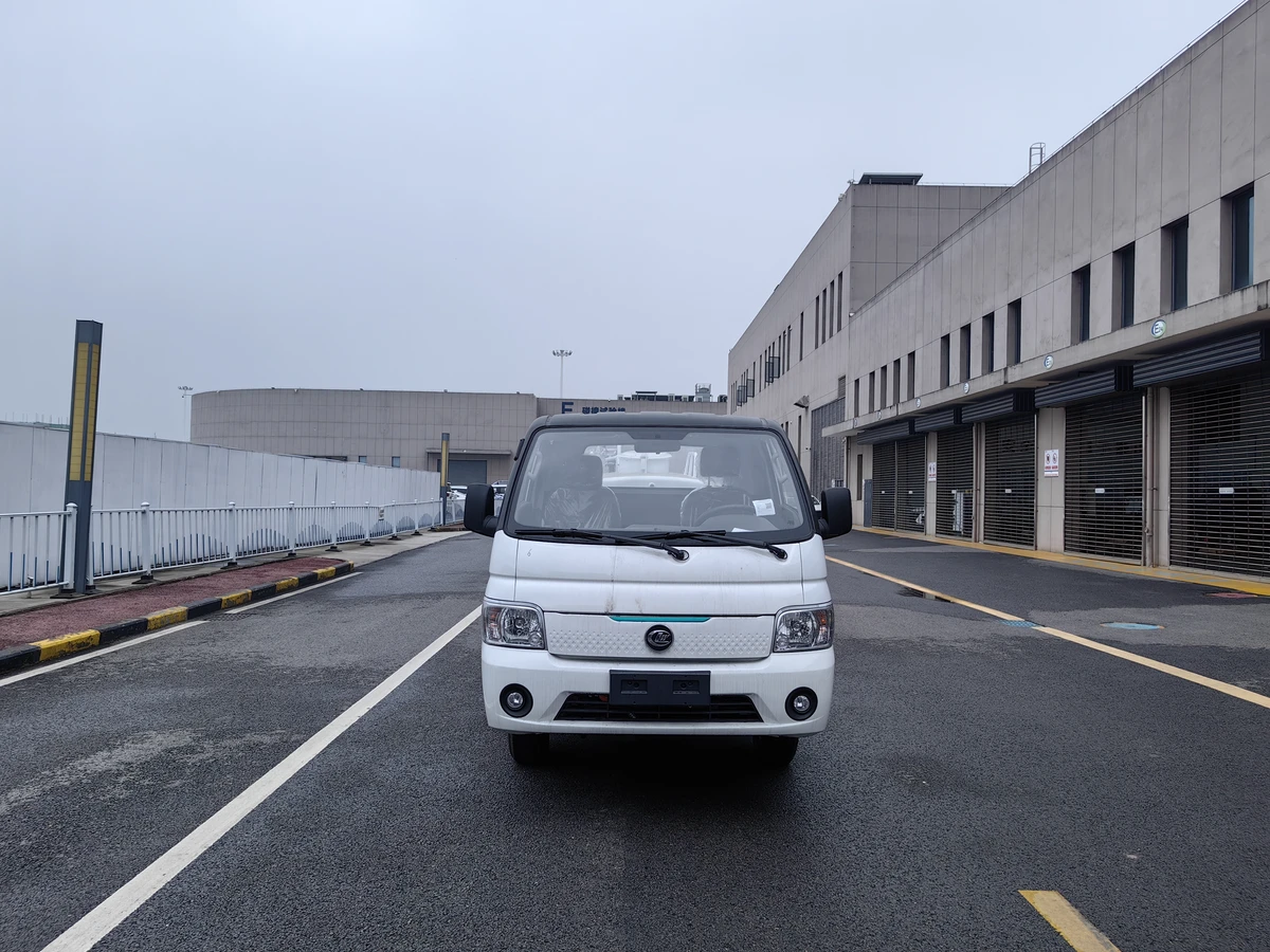 4.5トンの全電力水タンク車 - 側面に57.6kWhのバッテリーを搭載。