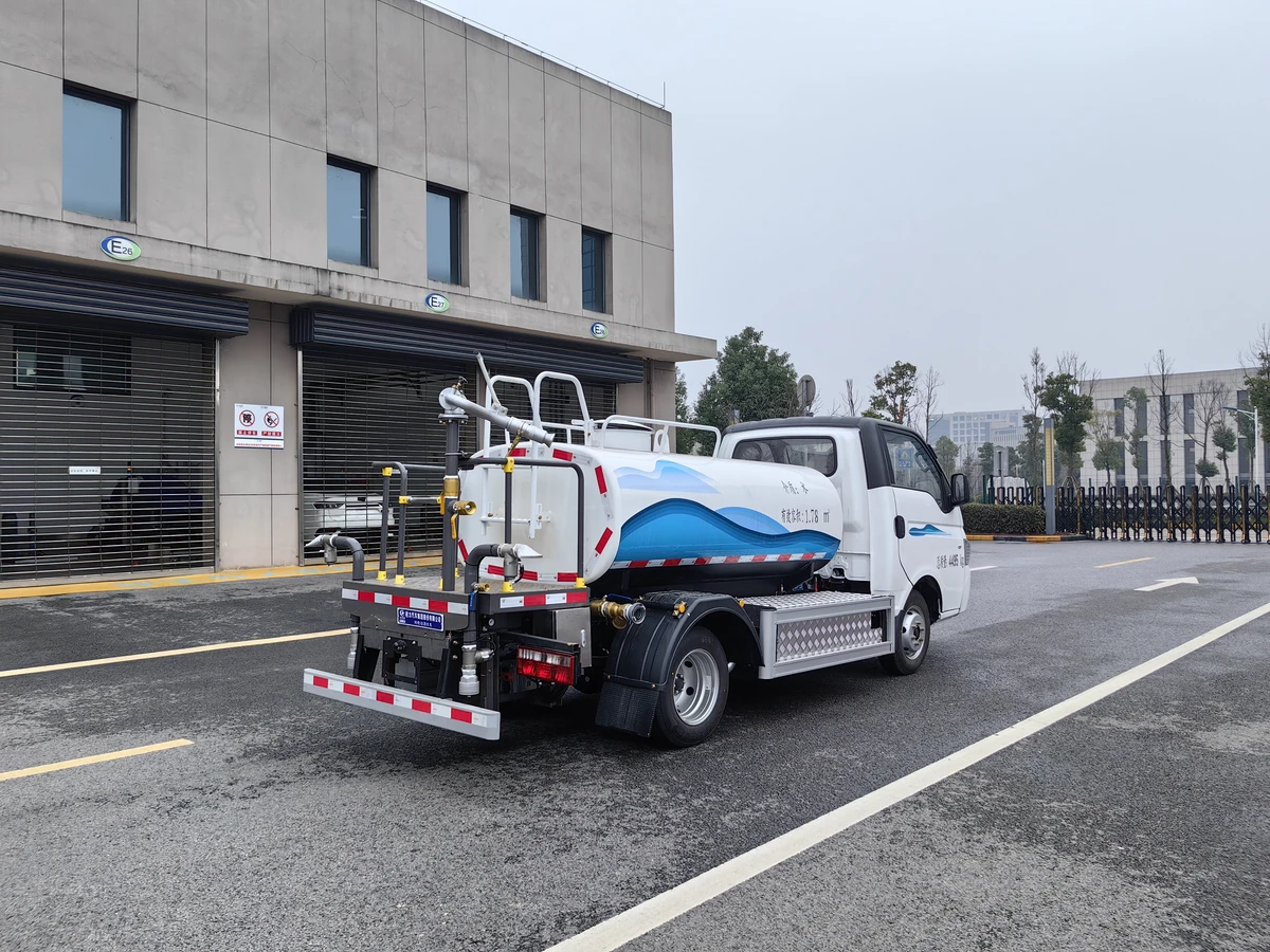 4.5トンの全電力水タンク車 - 側面に57.6kWhのバッテリーを搭載。