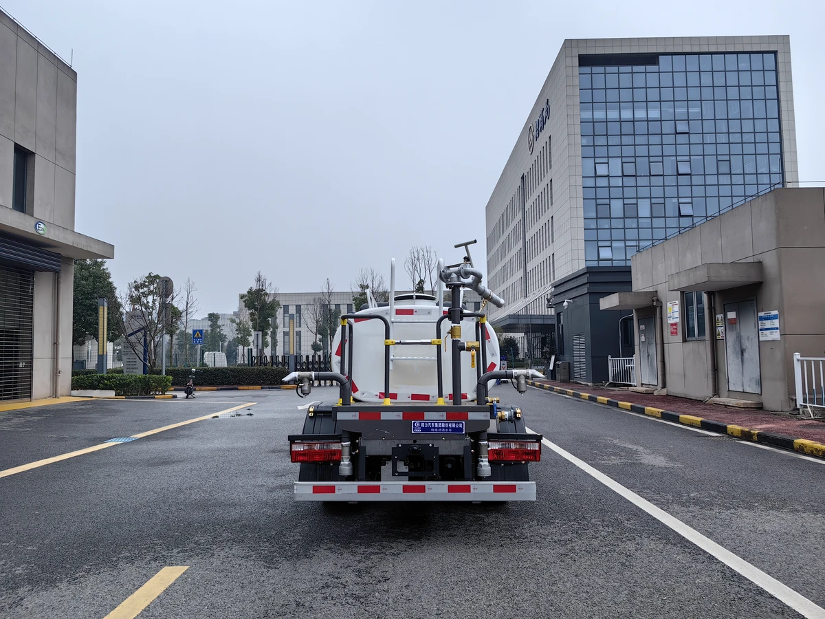 4.5トンの全電力水タンク車 - 側面に57.6kWhのバッテリーを搭載。