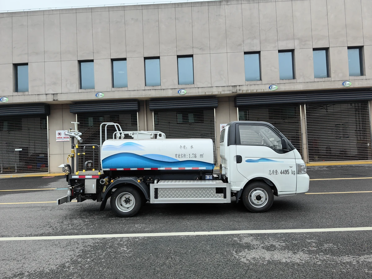 4.5トンの全電力水タンク車 - 側面に57.6kWhのバッテリーを搭載。
