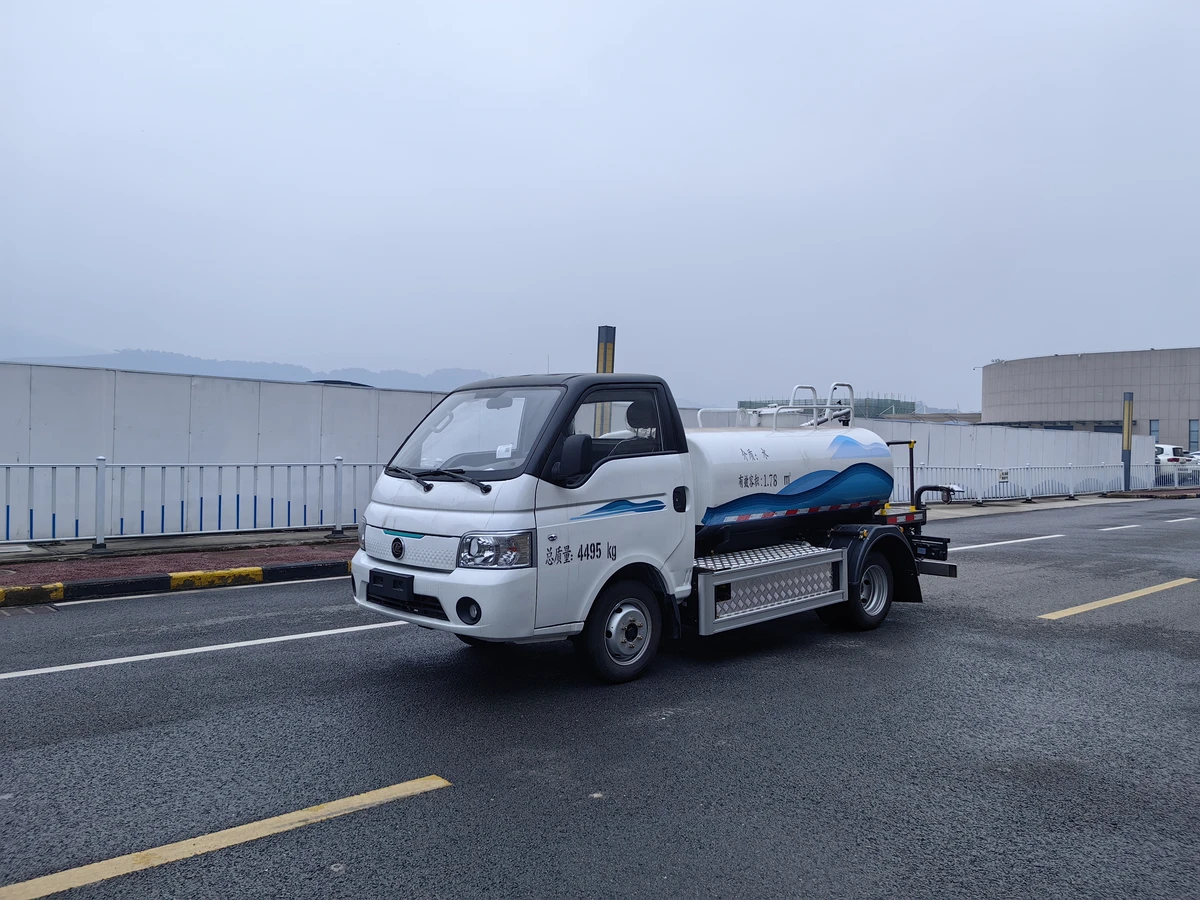 4.5トンの全電力水タンク車 - 側面に57.6kWhのバッテリーを搭載。
