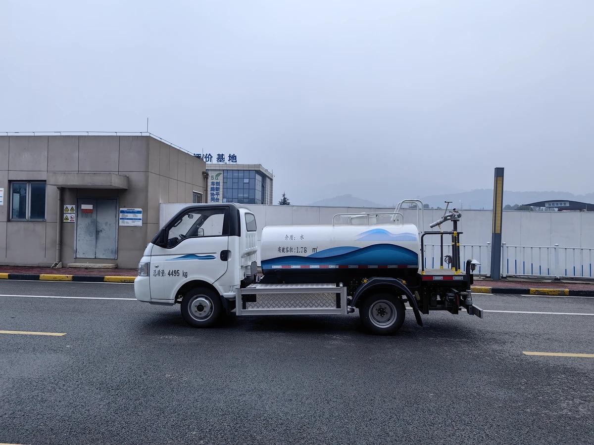 4.5トンの全電力水タンク車 - 側面に57.6kWhのバッテリーを搭載。